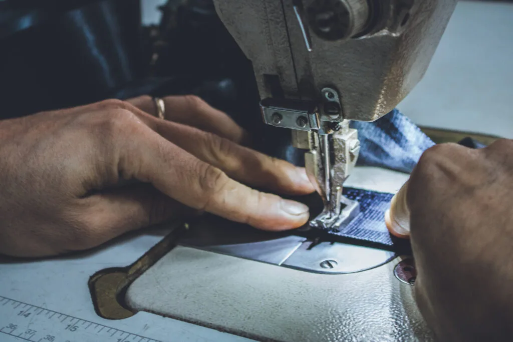 Costura de revestimento automotivo em m&aacute;quina industrial