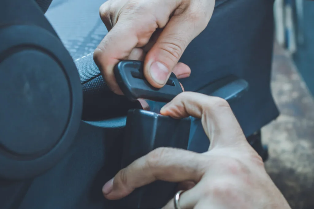 T&eacute;cnico da CriaCar fazendo manuten&ccedil;&atilde;o no cinto de seguran&ccedil;a de um ve&iacute;culo