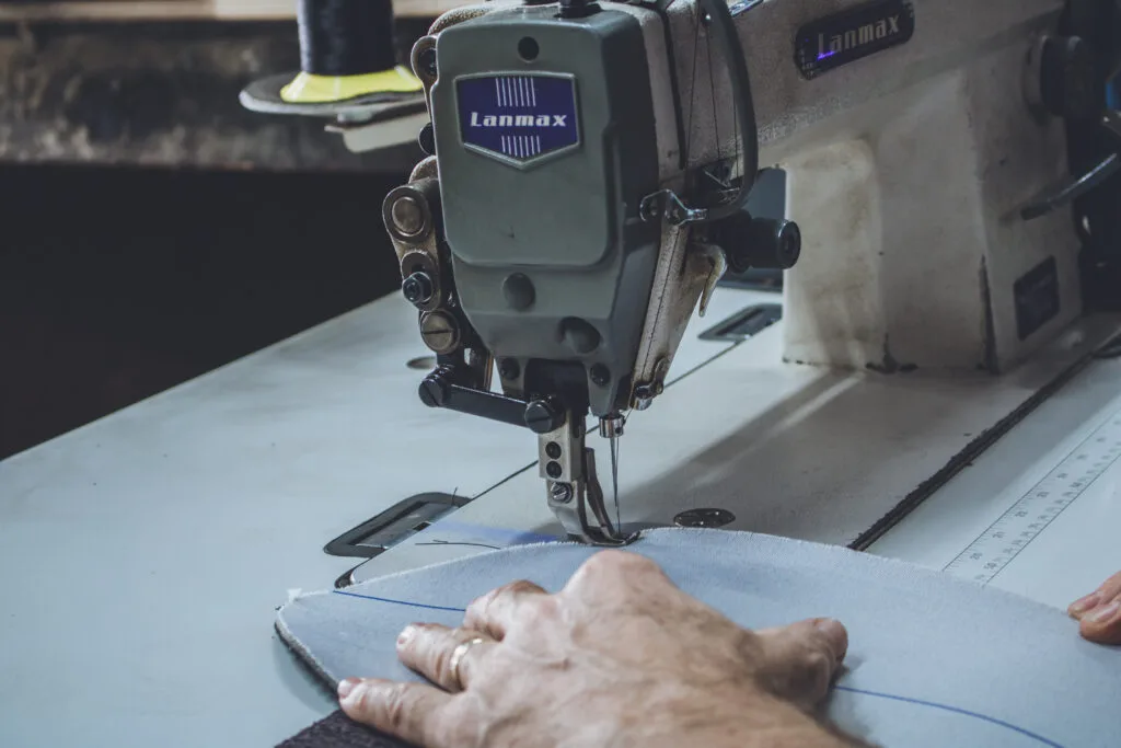 Detalhe de m&aacute;quina de costura industrial usada na tape&ccedil;aria
